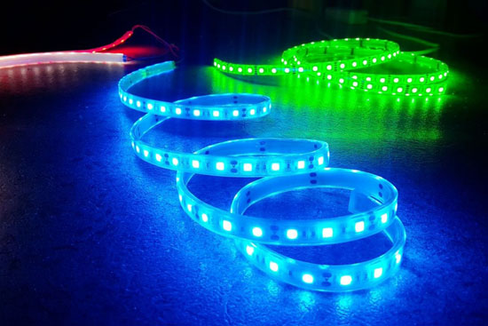 Kaip išsirinkti LED juostelę pakloto dangai, LED juostelių tipai, ženklinimo iššifravimas